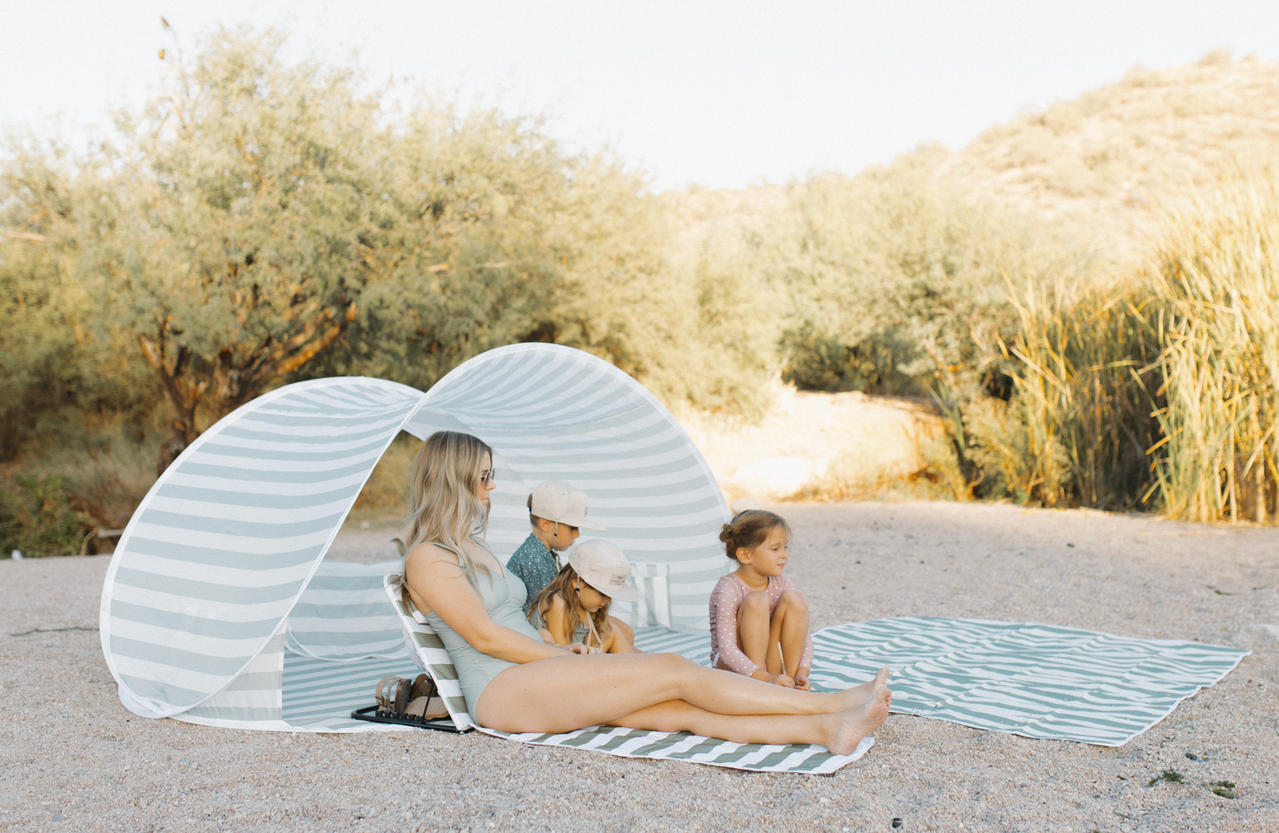 SS2025 Extra grote vouwtent op het strand met Sage Stripes