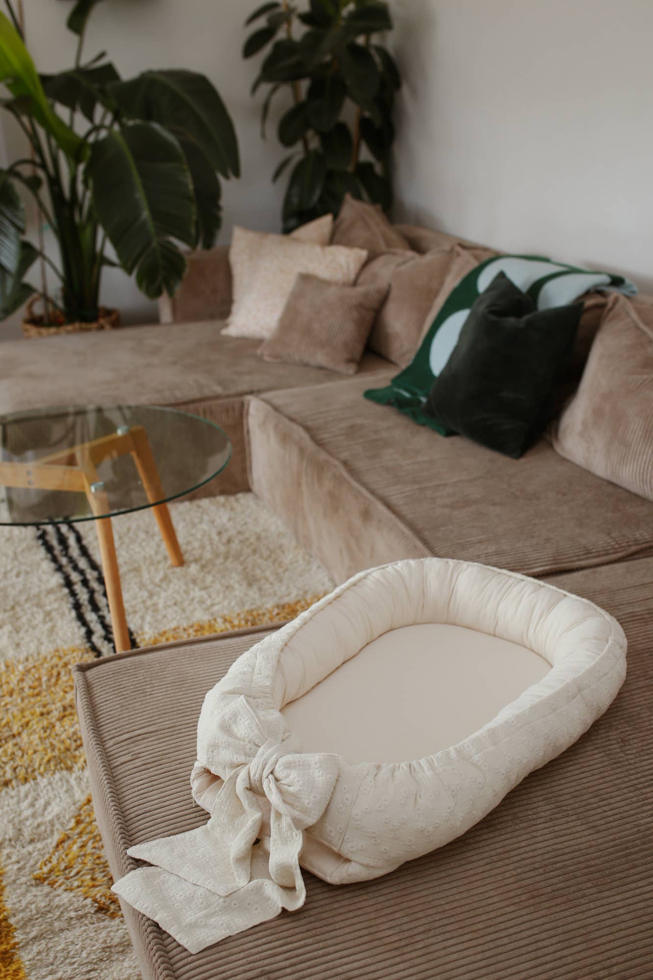 Babyly geborduurd babynest met strik - lichtbeige
