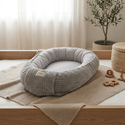 Cozy Babynest – Ribfluwelen Babynest (85 × 50 cm)