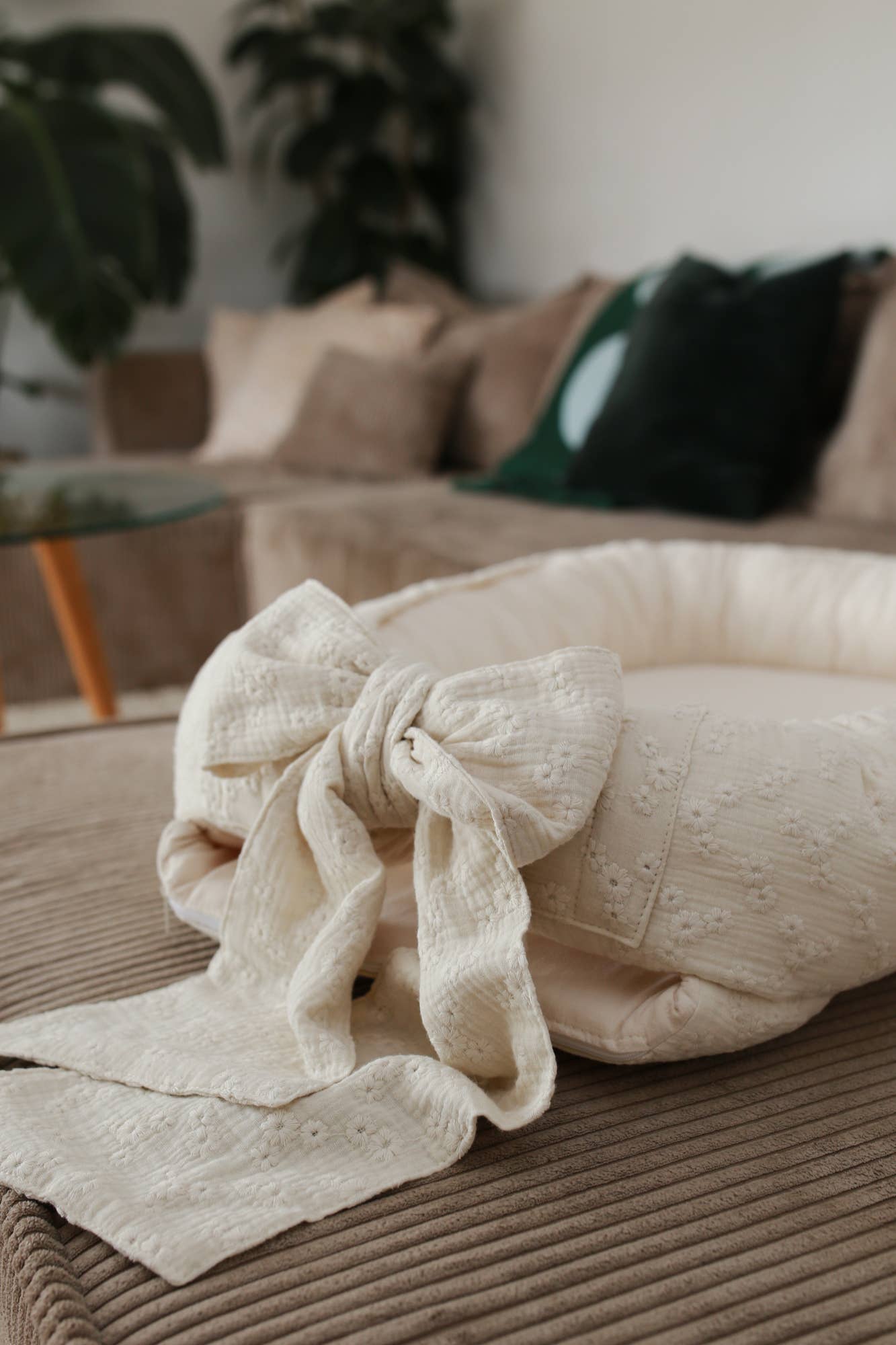 Babyly geborduurd babynest met strik - lichtbeige