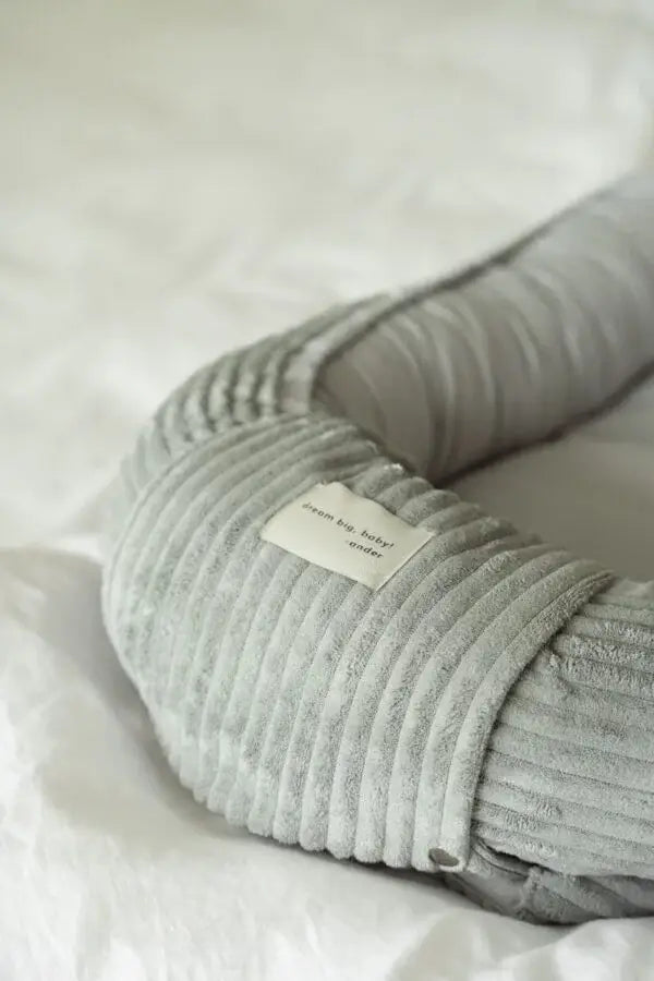 Cozy Baby Nest — Ribfluwelen babynest (85×50 cm)