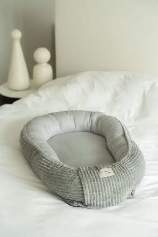 Cozy Baby Nest — Ribfluwelen babynest (85×50 cm)