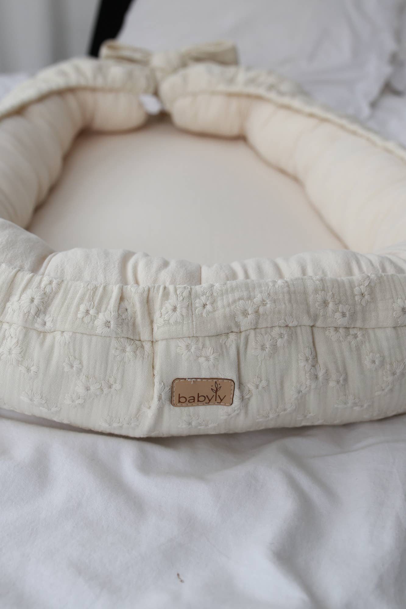 Babyly geborduurd babynest met strik - lichtbeige