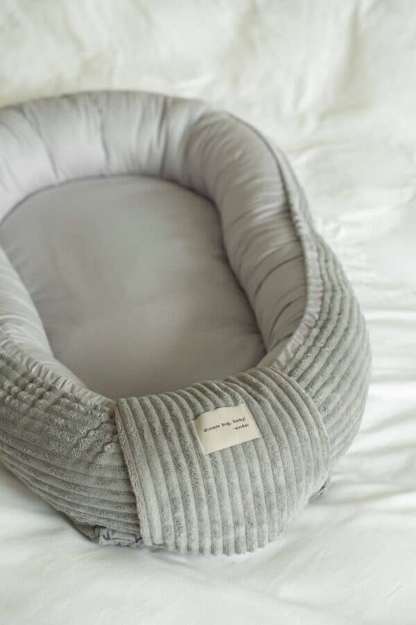 Cozy Baby Nest — Ribfluwelen babynest (85×50 cm)