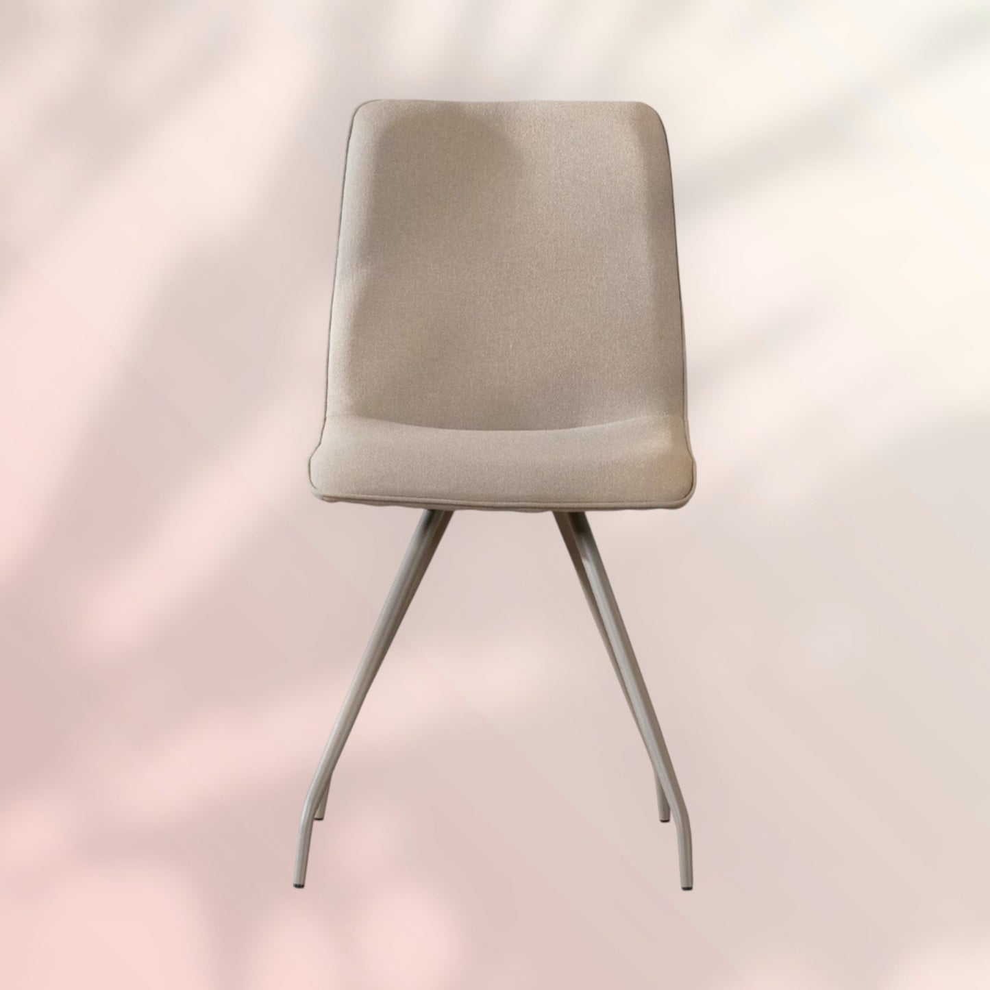 Scandinavische eetkamerstoel Pippi taupe gerecyclede stof