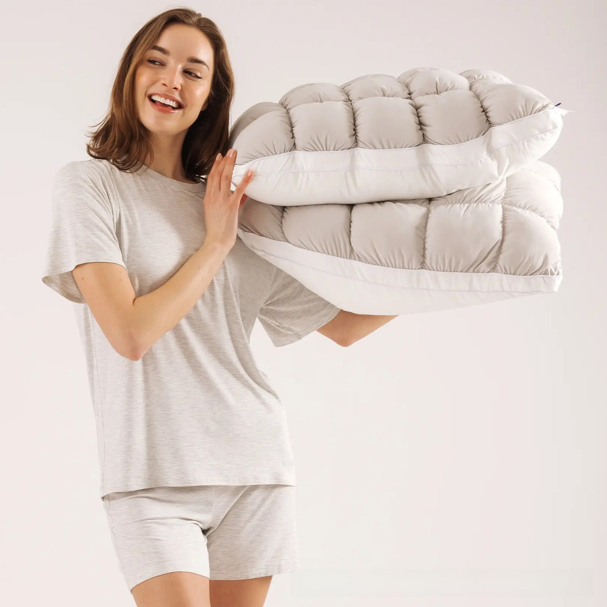 Luxe Cloud Hoofdkussen – Verkoelend, Zijdezacht & Ergonomisch