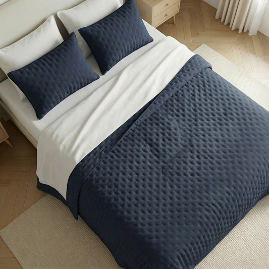 Effen doorgestikte sprei, donkerblauw, zacht aanvoelend