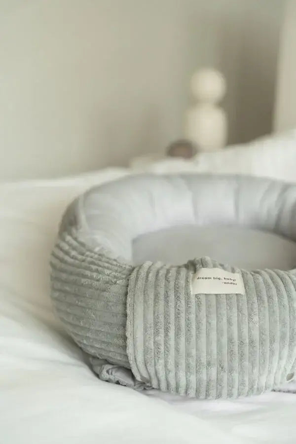 Cozy Baby Nest — Ribfluwelen babynest (85×50 cm)