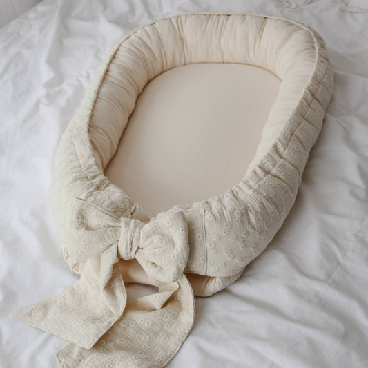 Babyly geborduurd babynest met strik - lichtbeige