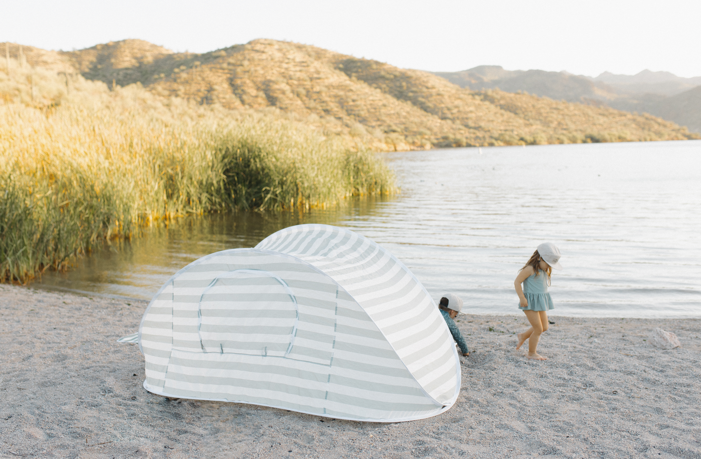 SS2025 Extra grote vouwtent op het strand met Sage Stripes