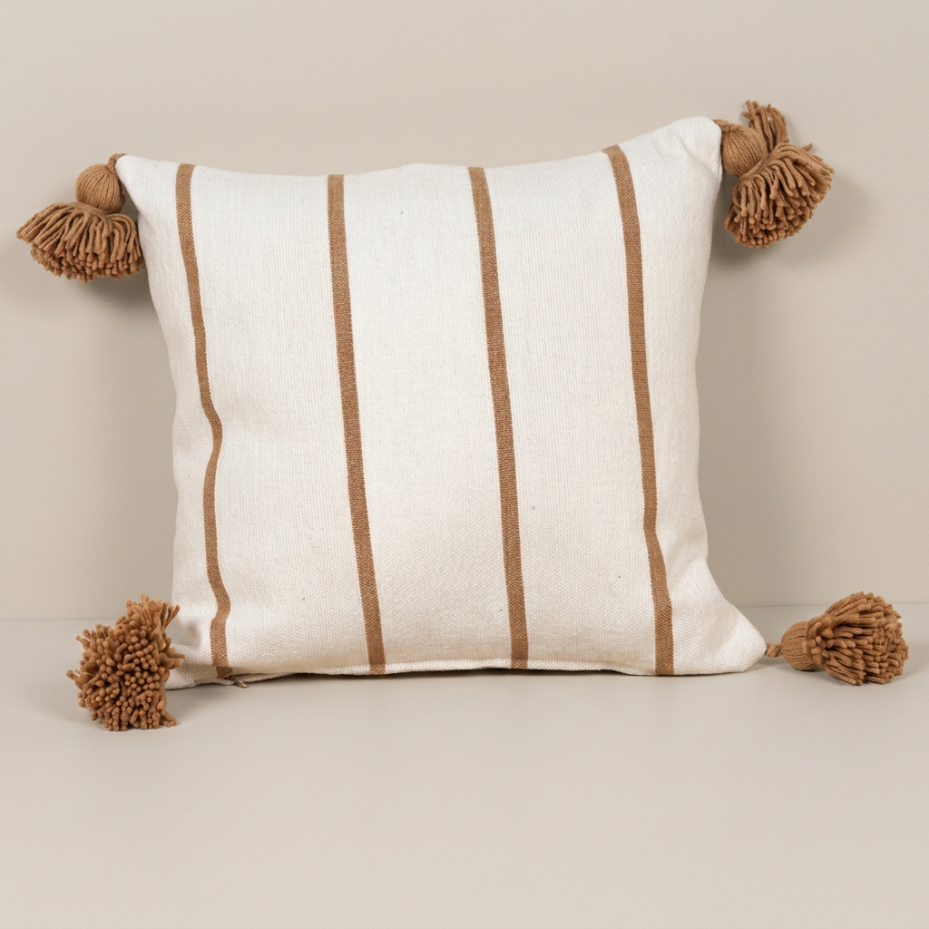 Pomponkussen met aangepaste beige achtergrond